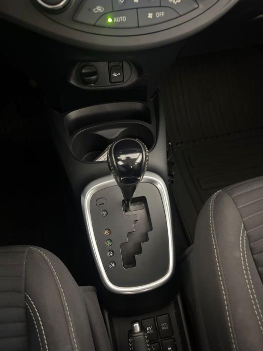 TOYOTA Yaris 2017