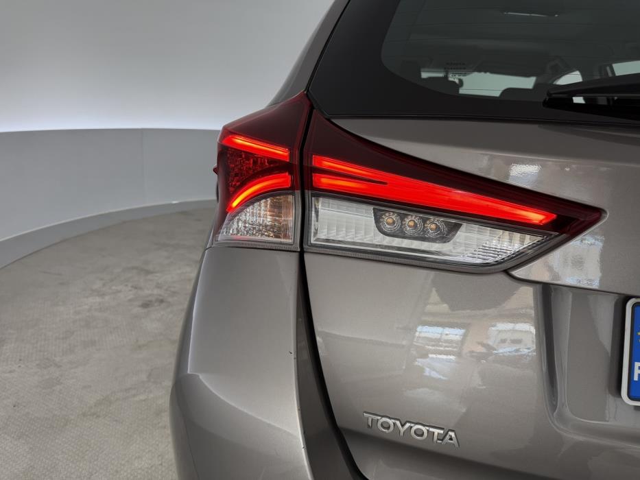 TOYOTA Auris 2015