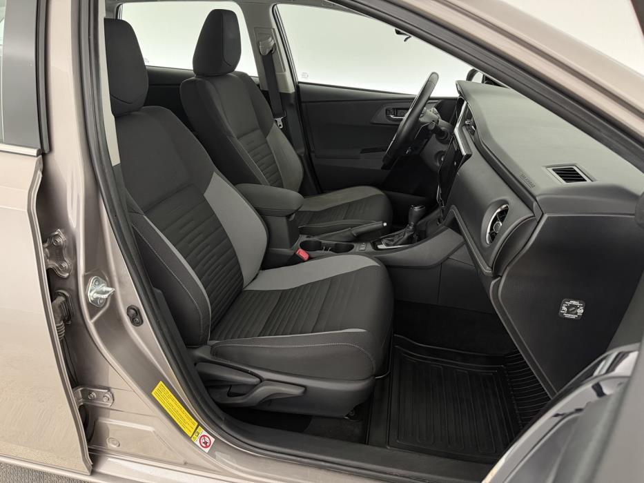 TOYOTA Auris 2015
