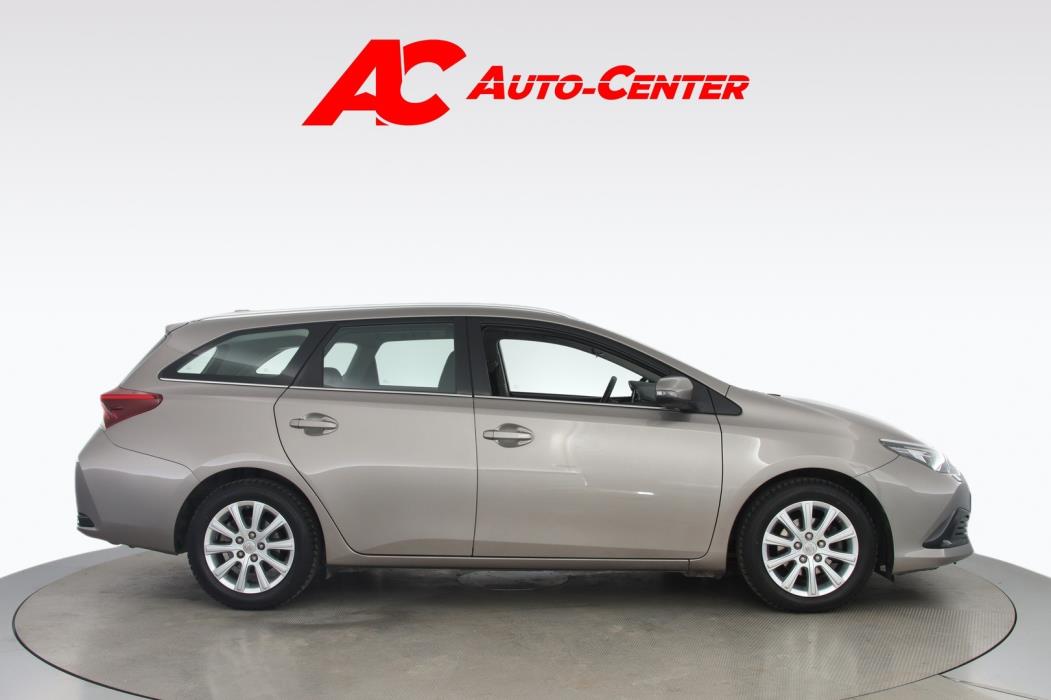 TOYOTA Auris 2015