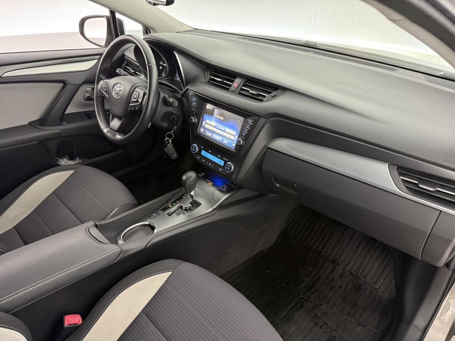TOYOTA Avensis 2016
