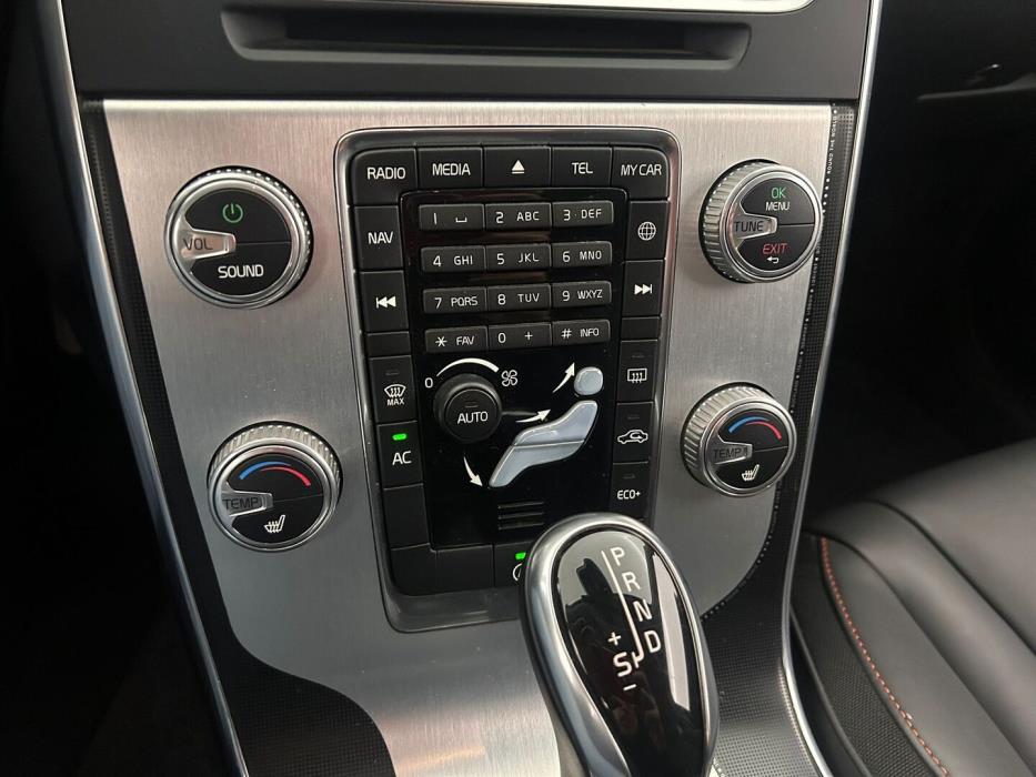 VOLVO V60 2015