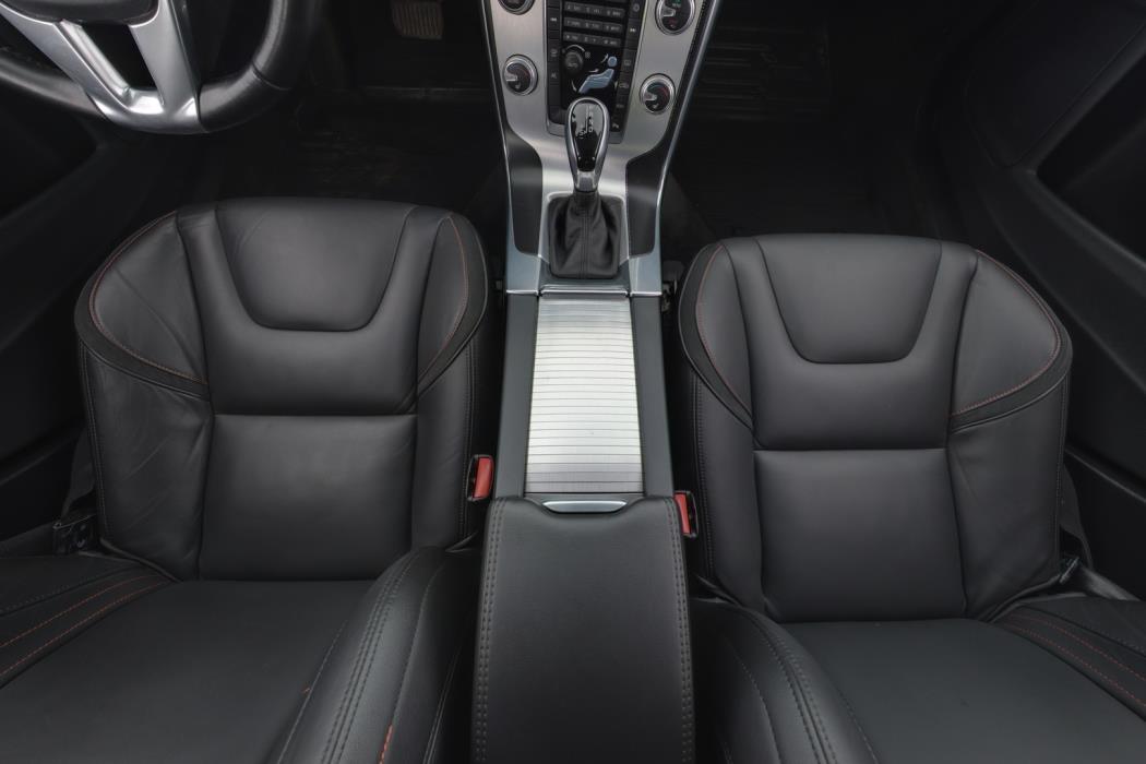 VOLVO V60 2015
