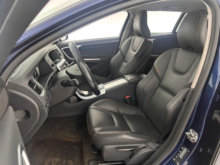 VOLVO V60 2015