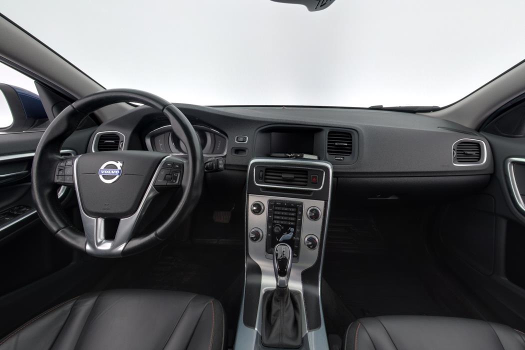 VOLVO V60 2015
