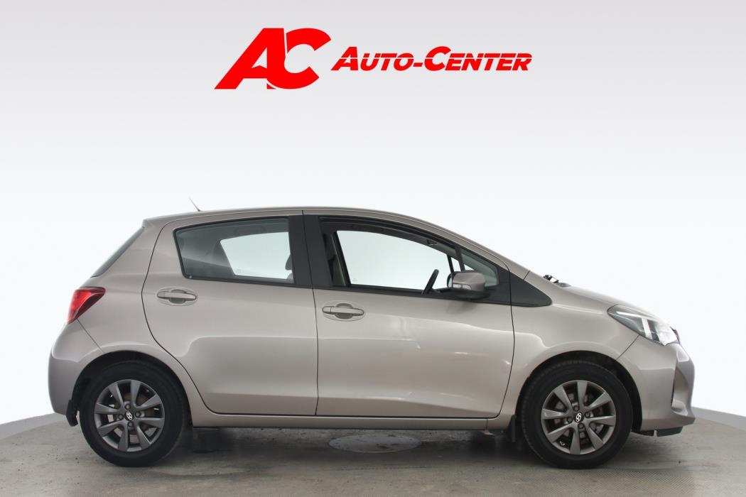 TOYOTA Yaris 2015