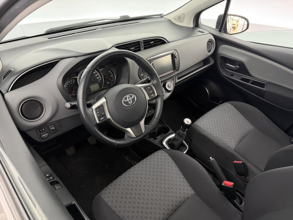 TOYOTA Yaris 2015