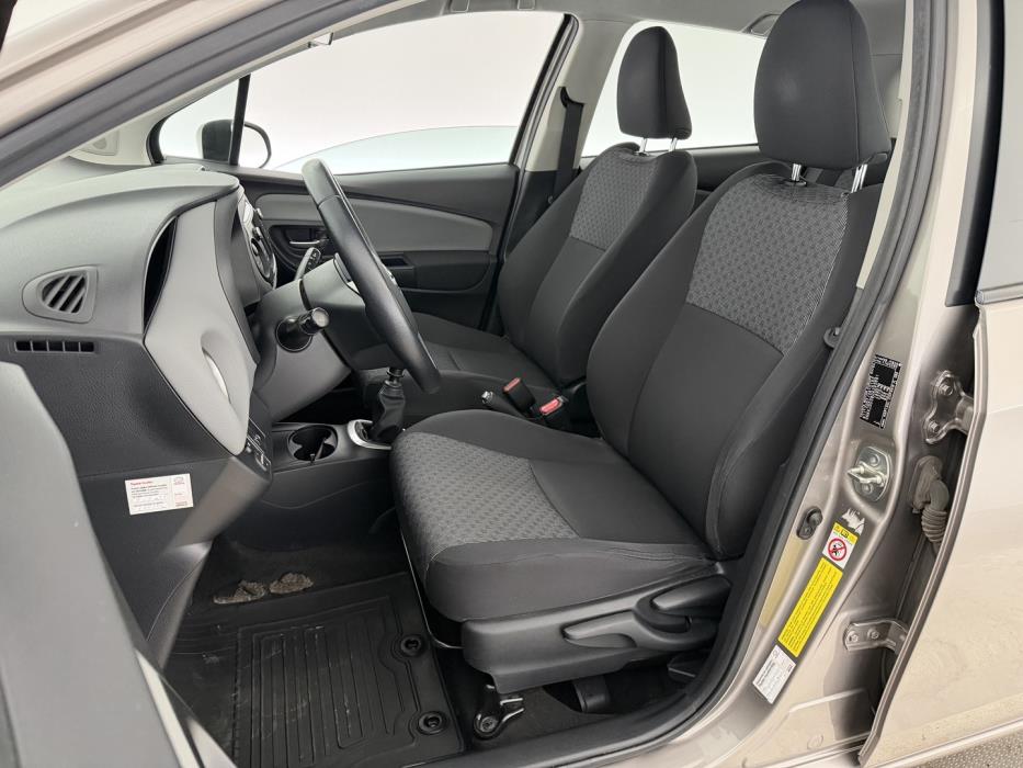 TOYOTA Yaris 2015