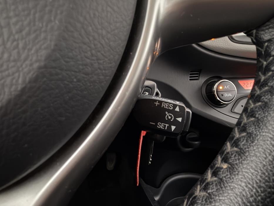 TOYOTA Yaris 2012