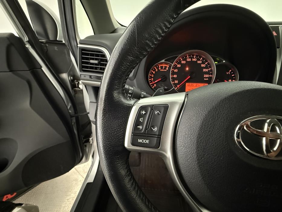 TOYOTA Verso-S 2012