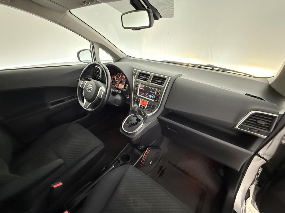 TOYOTA Verso-S 2012