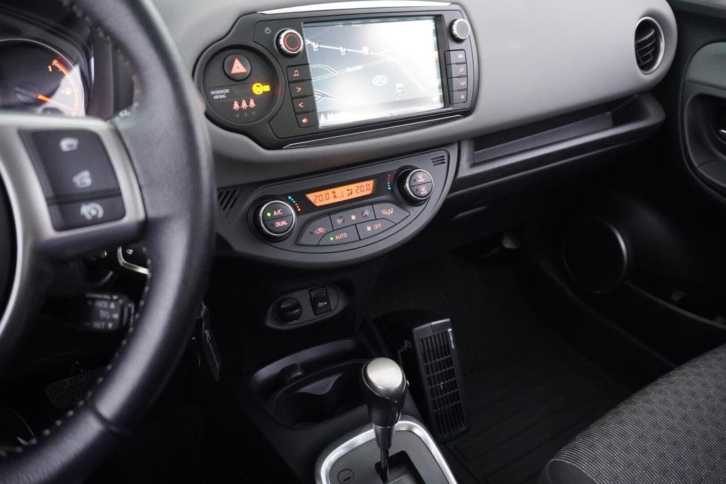 TOYOTA Yaris 2015