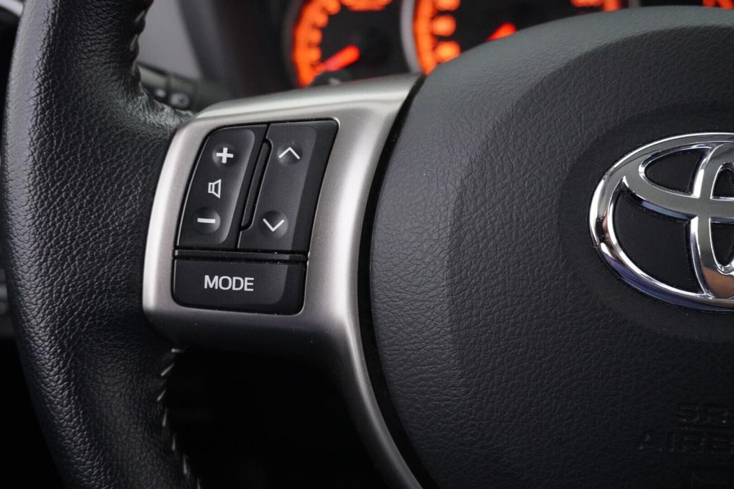 TOYOTA Yaris 2015