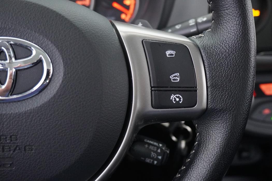 TOYOTA Yaris 2015