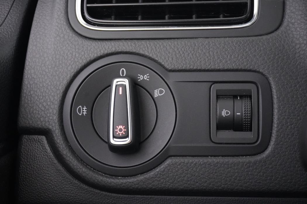 VOLKSWAGEN Polo 2015
