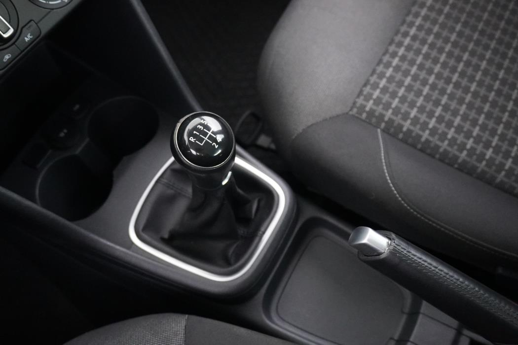 VOLKSWAGEN Polo 2015