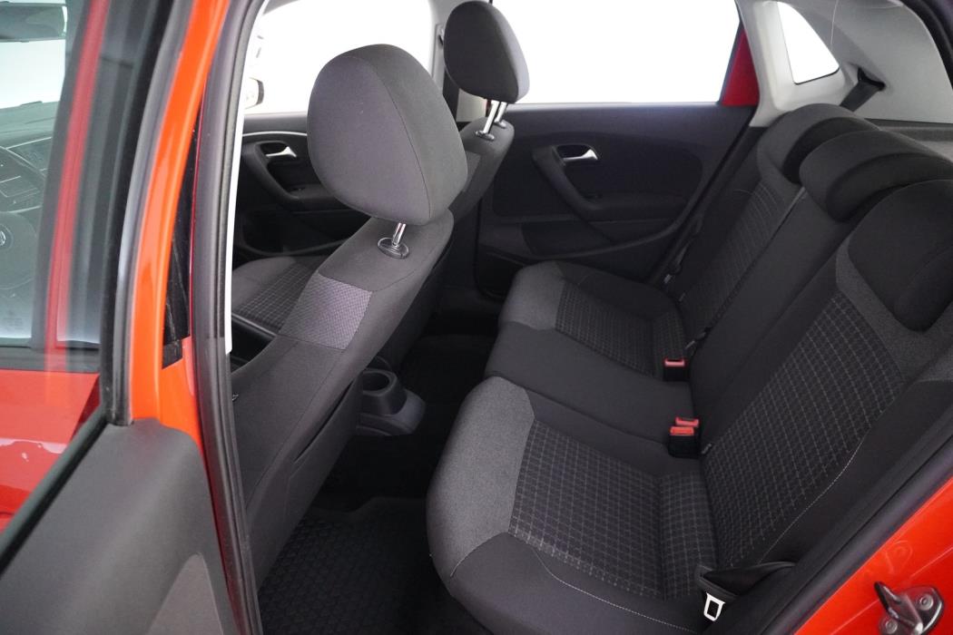 VOLKSWAGEN Polo 2015