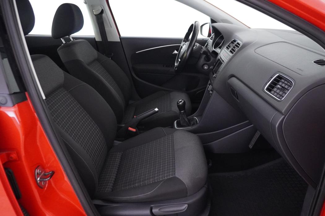 VOLKSWAGEN Polo 2015