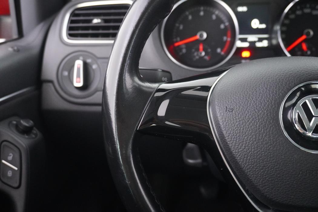 VOLKSWAGEN Polo 2015