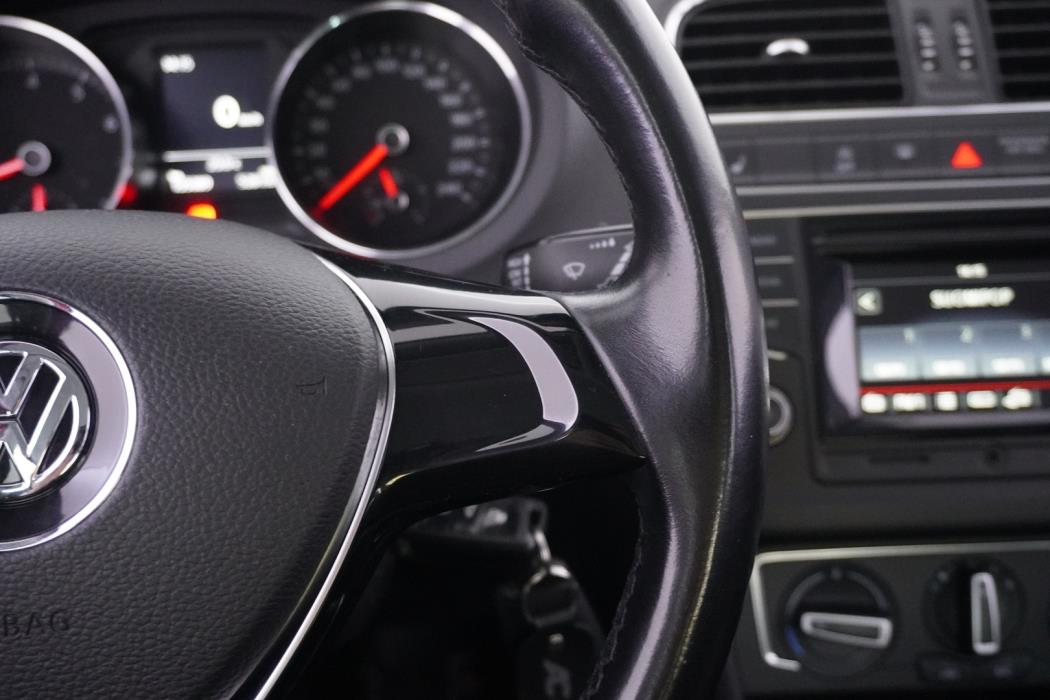 VOLKSWAGEN Polo 2015