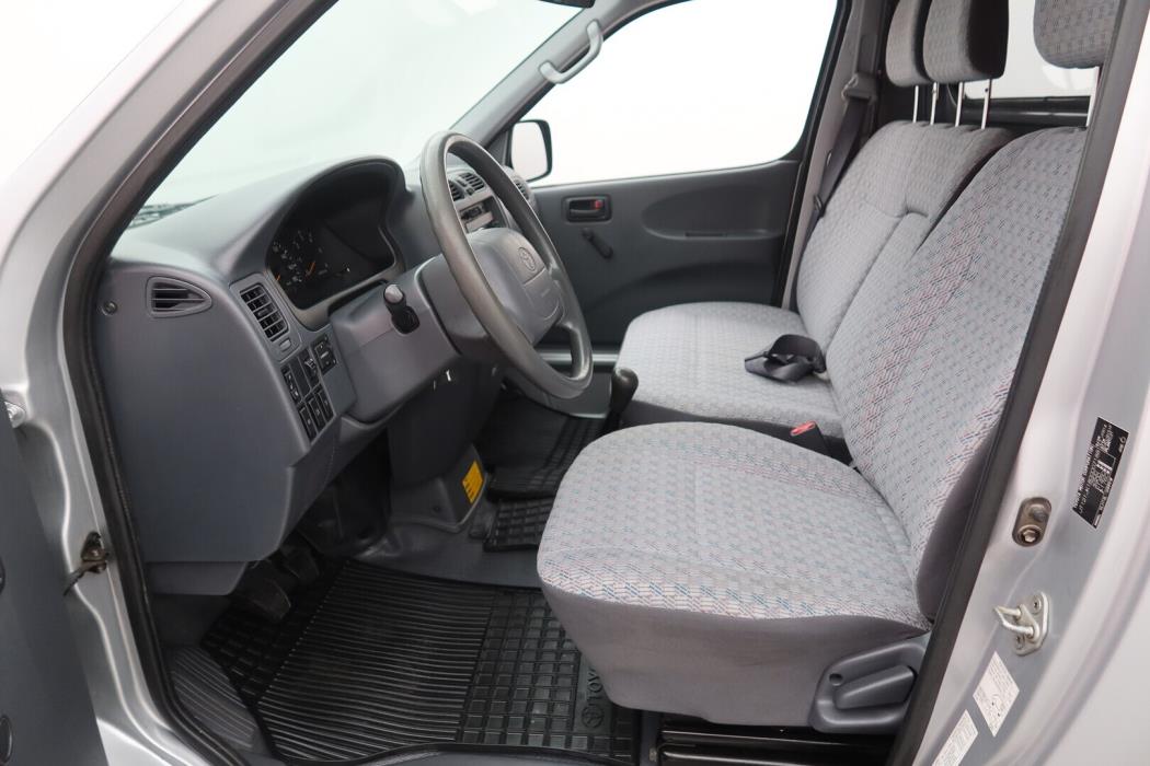 TOYOTA Hiace 2006