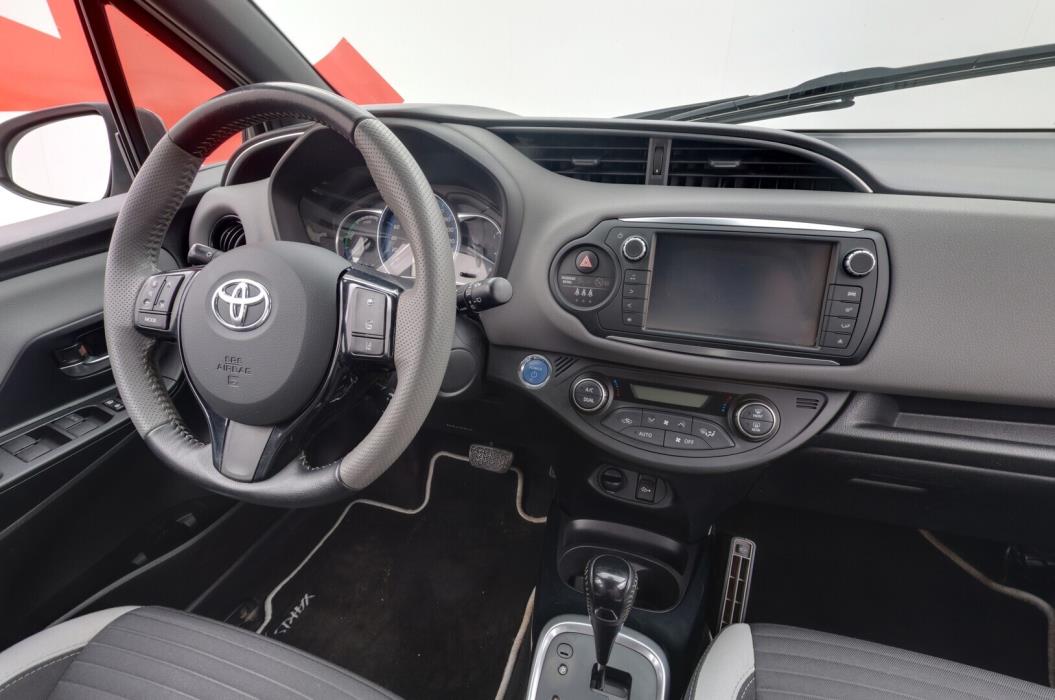 TOYOTA Yaris 2016