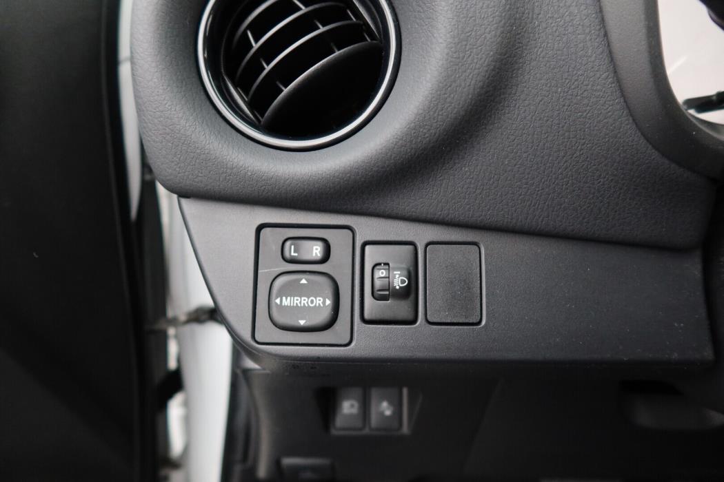 TOYOTA Yaris 2016