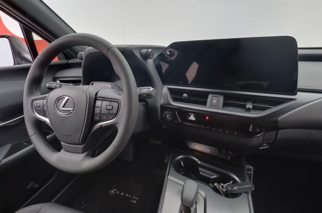 LEXUS UX 2025