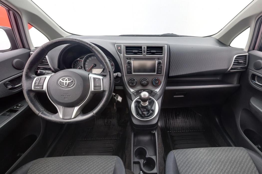 TOYOTA Verso-S 2011