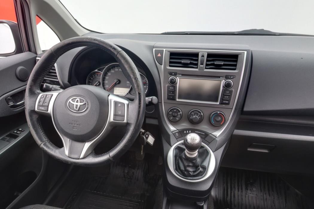 TOYOTA Verso-S 2011