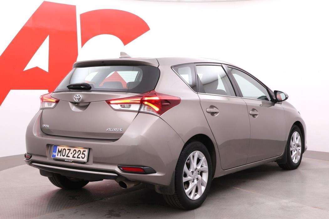 TOYOTA Auris 2016