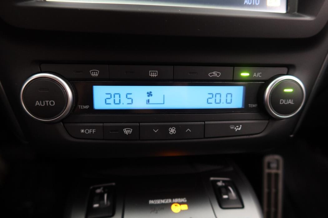 TOYOTA Avensis 2015