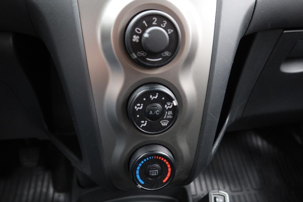 TOYOTA Yaris 2011