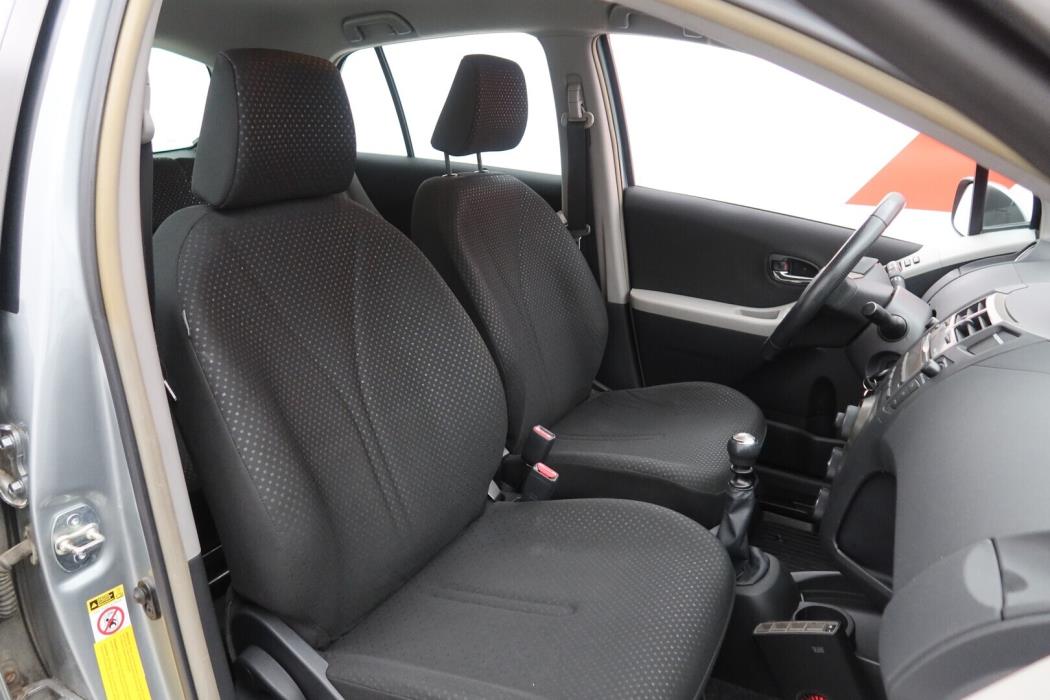 TOYOTA Yaris 2011