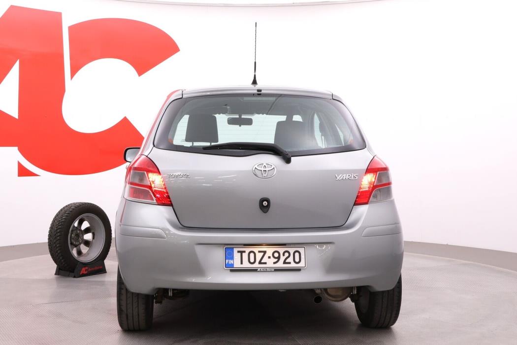 TOYOTA Yaris 2011