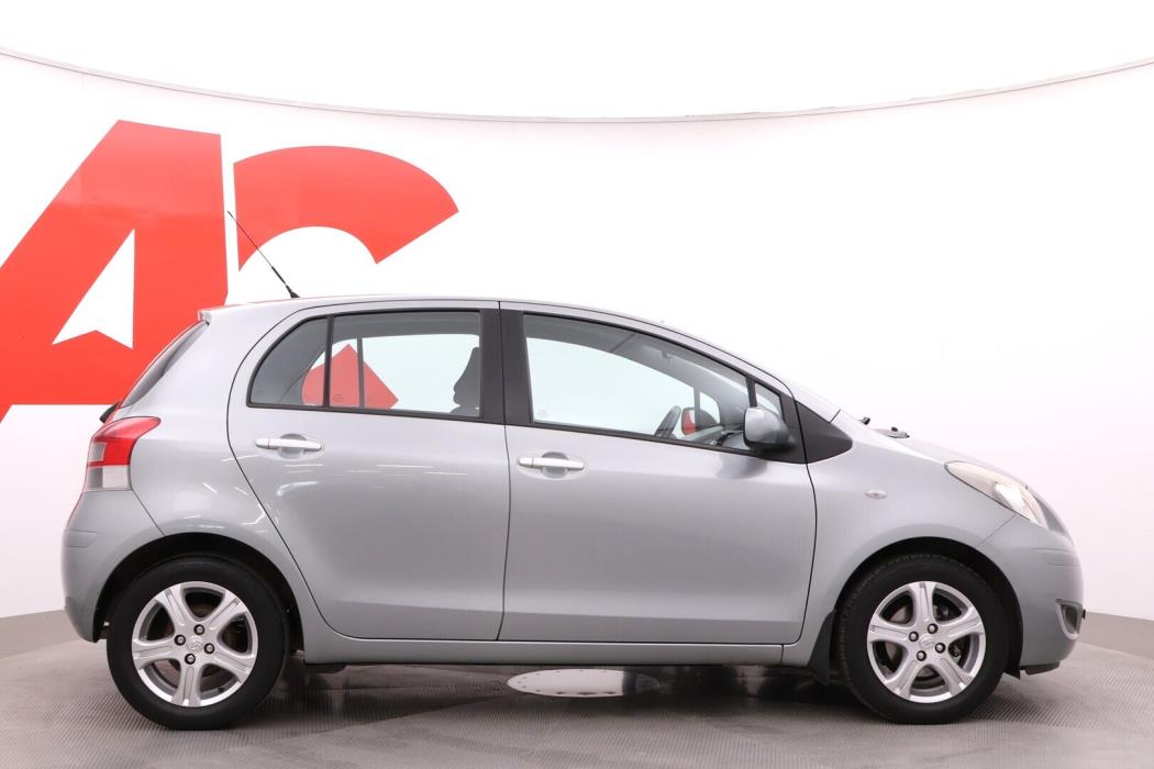TOYOTA Yaris 2011