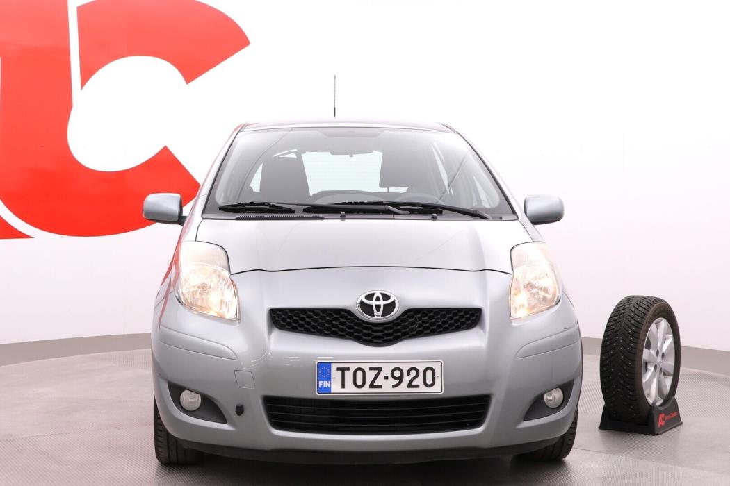 TOYOTA Yaris 2011