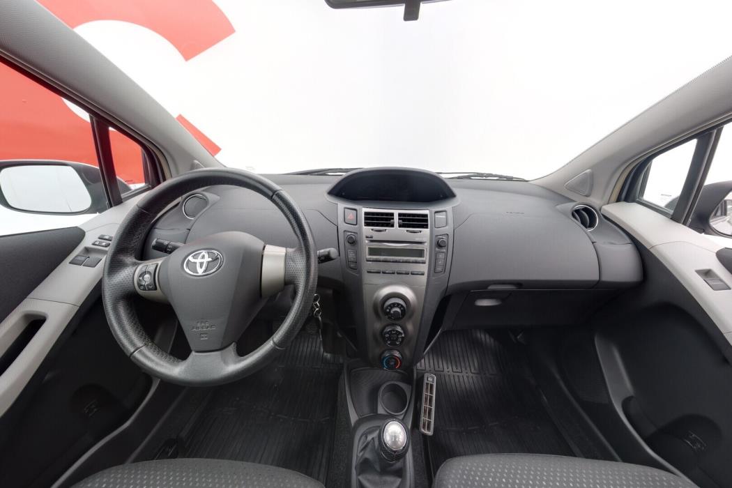 TOYOTA Yaris 2011