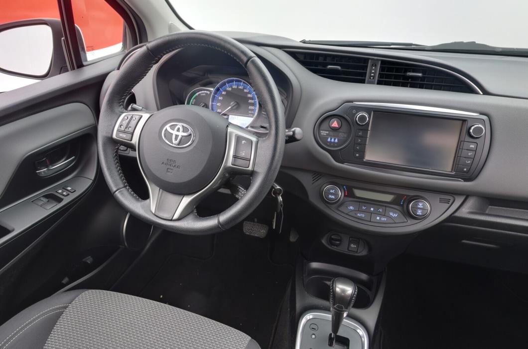 TOYOTA Yaris 2015