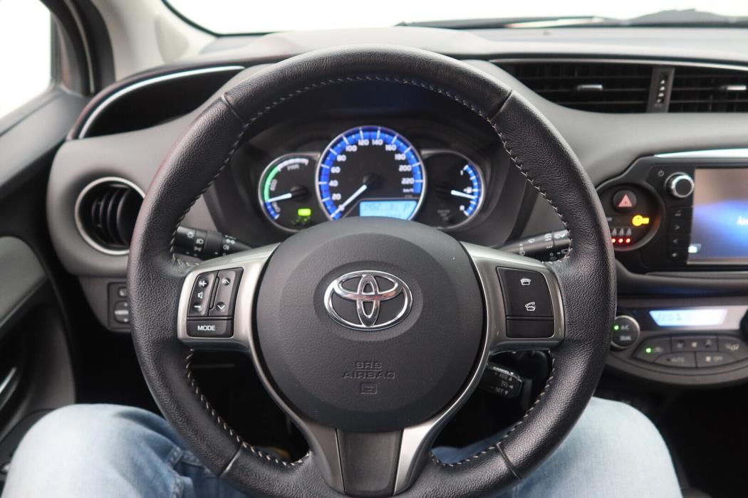 TOYOTA Yaris 2015