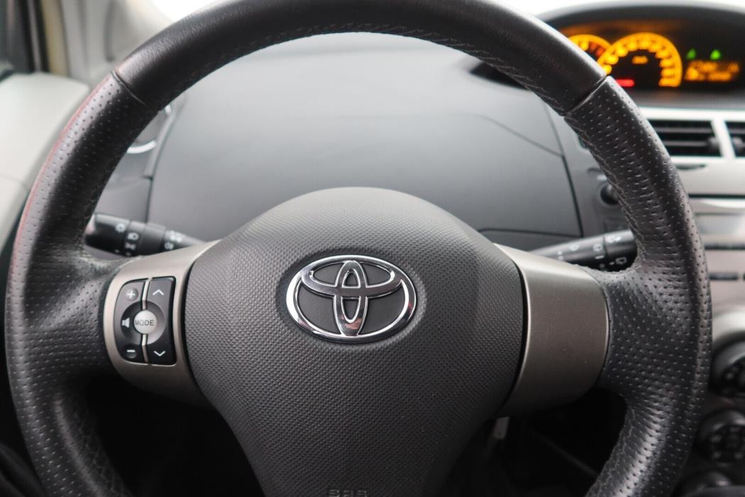 TOYOTA Yaris 2010