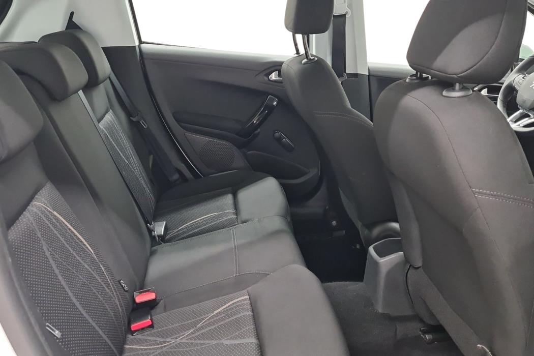 PEUGEOT 208 2015