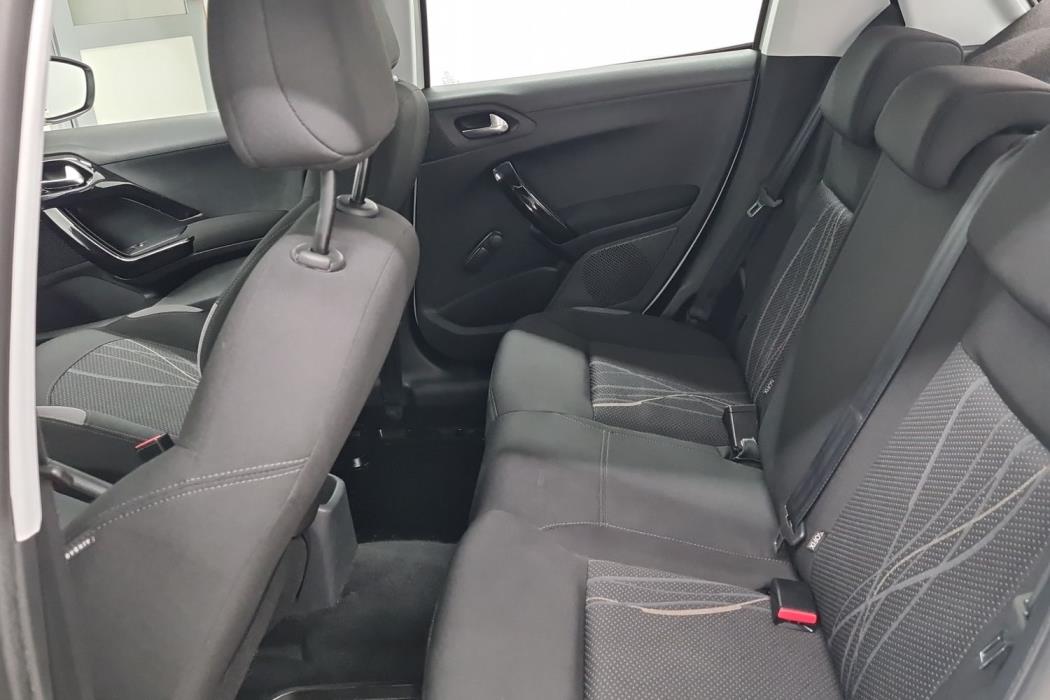 PEUGEOT 208 2015