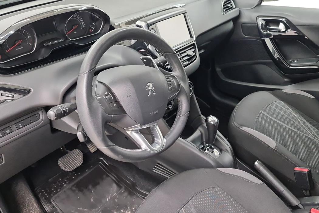 PEUGEOT 208 2015