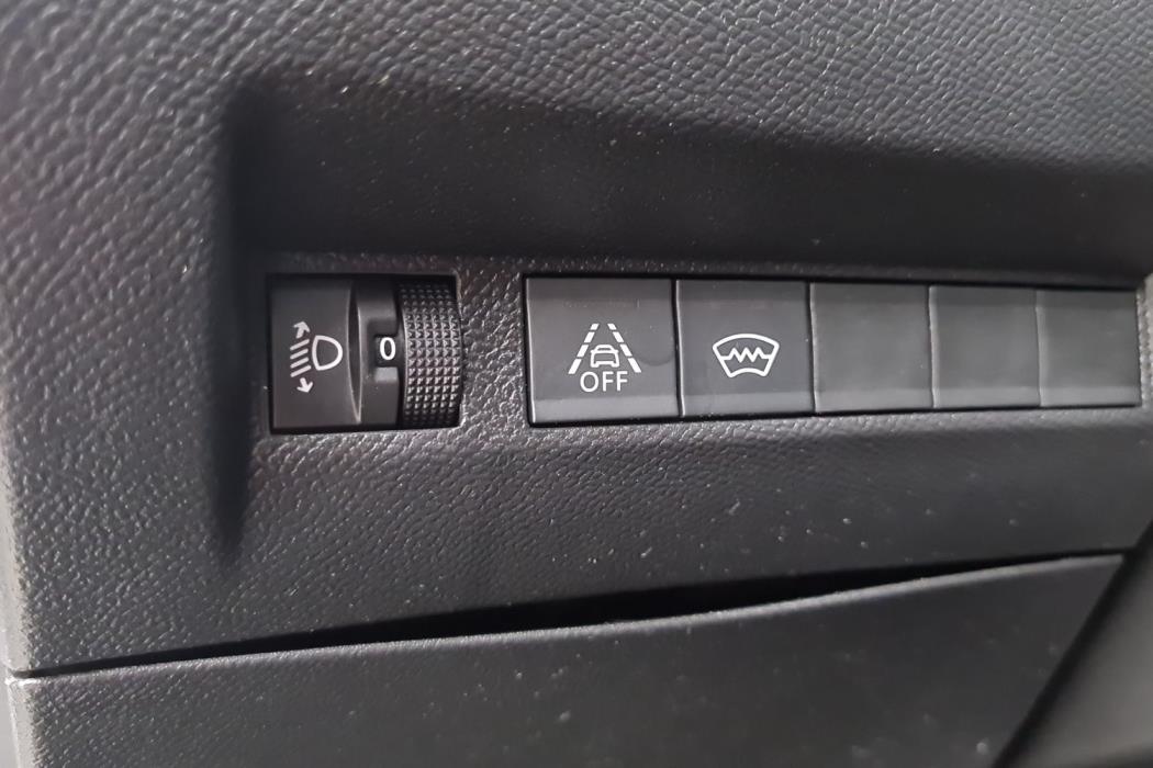 PEUGEOT 208 2021