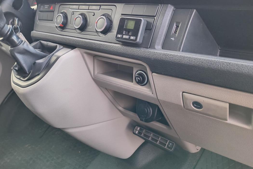 VOLKSWAGEN TRANSPORTER 2018