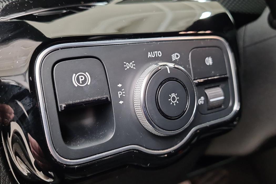 MERCEDES-BENZ A 2021