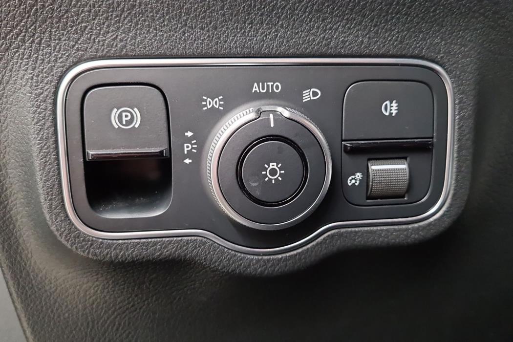 MERCEDES-BENZ EQA 2022