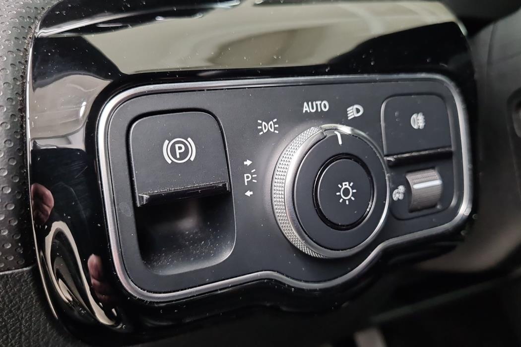 MERCEDES-BENZ A 2021