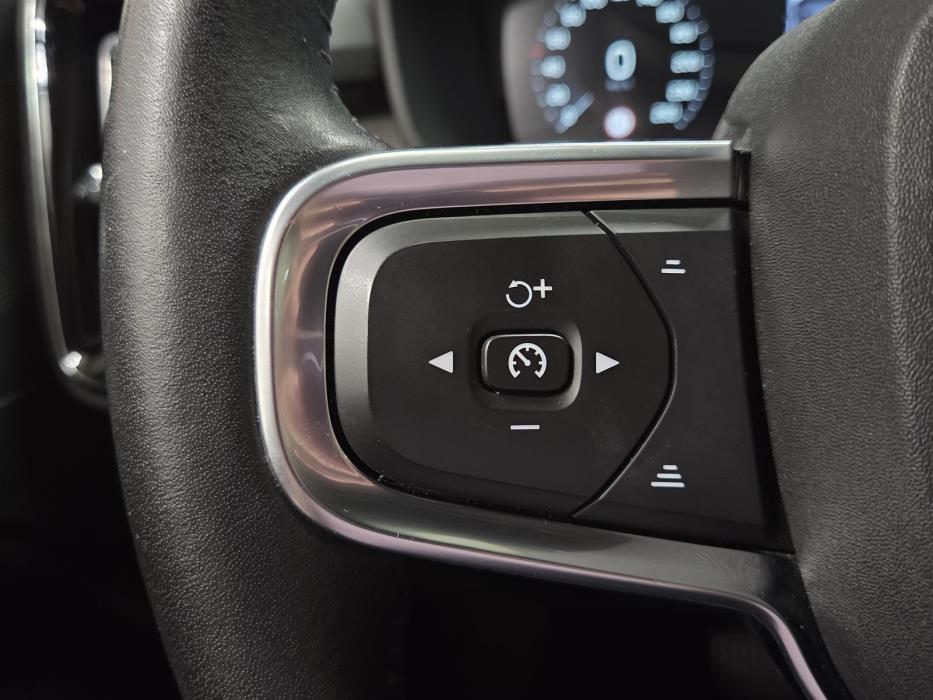 VOLVO XC40 2021